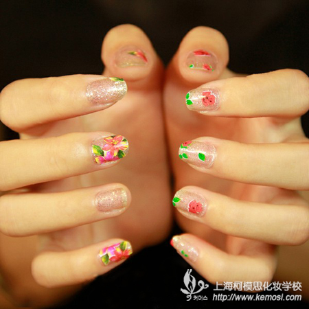 初学者怎样学习美甲？初学美甲难不难？初学美甲者去正规的美甲学校才是王道