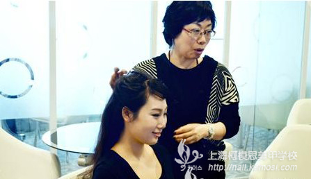 韩国教授来校讲座 与柯模思学子培训最新化妆美甲知识