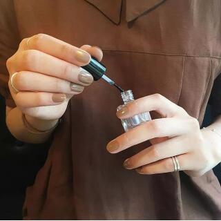 如何选择适合自己的美甲颜色